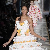 Model Joan Smalls menjelma sebagai kue wedding klasik khas Prancis. (Foto: Pietro S. DAprano/Getty Images)