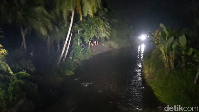 Proses evakuasi siswa SMPN 1 Turi di Sungai Sempor, Jumat (22/2/2020)