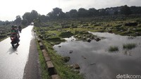 Pengendara melintas diantara kompleks makam TPU Tanah Kusir.