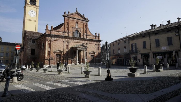 Penampakan Italia bak Kota Mati Akibat Corona Otoritas di Italia utara memerintahkan penutupan sekolah-sekolah, bar dan tempat-tempat publik lainnya di 10 kota akibat virus corona.