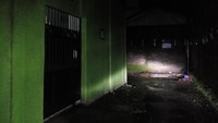 Selain gelap, gang sepanjang sekitar 800 meter dan lebar 1,5 meter serta tinggi tembok gang sekitar 3 meter tersebut memiliki 4 belokan dengan sudut 90 derajat. Kondisi tersebut membuat aksi kejahatan tak langsung terlihat. Foto: Hermawan Mappiwali/detikcom
