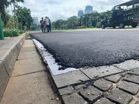 Persiapan uji coba aspal sirkuit Formula E di Monas. 