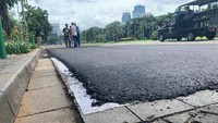 Uji coba aspal ini dilakukan di area seluas 60 m2 di Tenggara Silang Monas, di hamparan sepanjang 15 m x 4 m. Material yang digunakan yakni sandsheet dan geotextile.