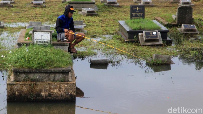 Hi...! Ada Penampakan Tak Wajar di TPU Tanah Kusir Pemandangan tak biasa terlihat di areal TPU Tanah Kusir, Jakarta sore ini, Sabtu (22/2/2020). Penasaran?