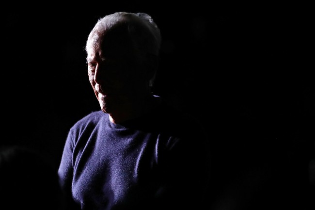 Masih dari Milan Fashion Week, desainer mode senior Giorgio Armani menyebut industri fashion, dunia yang membesarkan namanya, telah memerkosa para perempuan. Saya rasa ini saatnya saya berpendapat. Perempuan terus diperkosa oleh para desainer, kami sendiri, kata Armani saat Milan Fashion Week. Banyak yang menilai pernyataan Armani itu merendahkan korban pelecehan seksual yang sebenarnya. Baca berita selengkapnya di sini. (Foto: Vittorio Zunino Celotto/Getty Images)