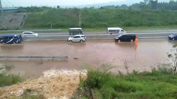 banjir di tol pandaan-malang