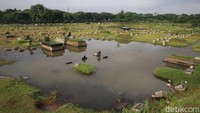 Hujan deras yang mengguyur membuat kompeks TPU Tanah Kusir tergenang.
