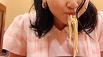Momen Kuliner Seru Lana Condor yang Suka Mie dan Burger!
