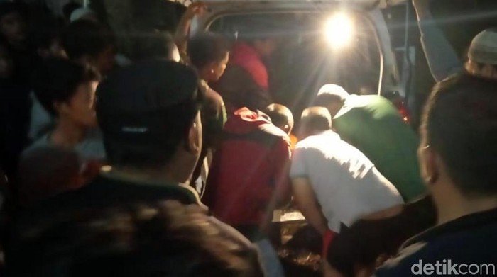 Ambulans yang membawa korban (Syahdan Alamsyah/detikcom)