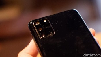 Terdiri dari kamera ultrawide 12 MP, kamera wide 12 MP, telephoto 64 MP dan DepthVision. Foto: Adi Fida Rahman/detikINET