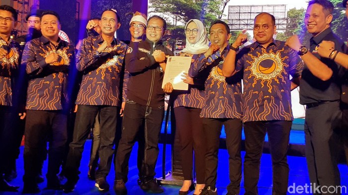 DPW Partai Nasdem Sulsel menyerahkan berkas rekomendasi dukungan secara resmi pada bakal calon Wali Kota Makassar Ramdhan Danny Pomanto.