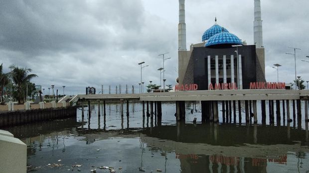  Gubernur Nurdin menyorot banyaknya sampah di pinggiran Pantai Losari melalui akun instagram pribadinya.