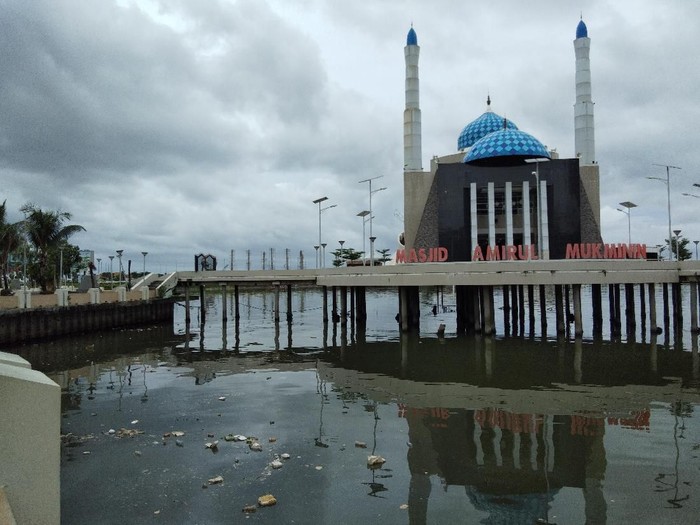 pantai losari Kawasan Pantai Losari, Makassar, menjadi sorotan Gubernur Sulawesi Selatan Nurdin Abdullah karena kotor. Nurdin mengaku prihatin soal banyaknya sampah berserahkan di Pantai Losari.
