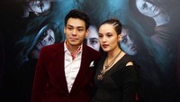 Tak sendiri, Chelsea ternyata didampingi oleh sang kekasih, Rob Clinton Kardinal. (Noel/detikcom)