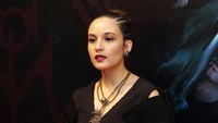 Chelsea Islan hadir di acara gala premiere dalam balutan busana serba hitam. (Noel/detikcom)