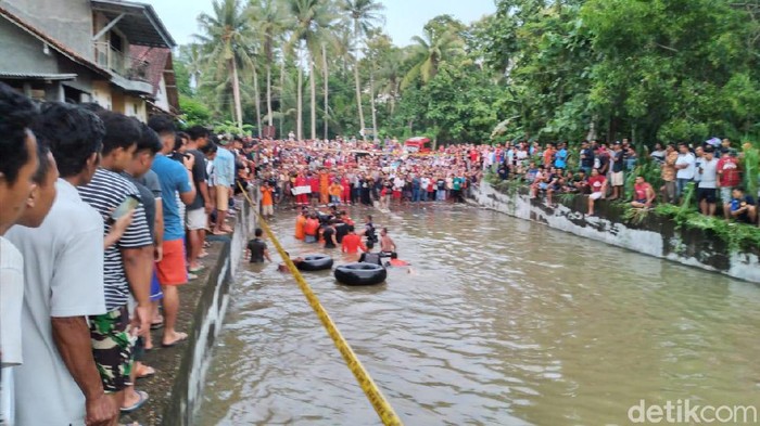 Proses evakuasi dua remaja yang tewas tenggelam di underpass Kulur, Kulon Progo akibat prank ulang tahun, Sabtu (22/2/2020).