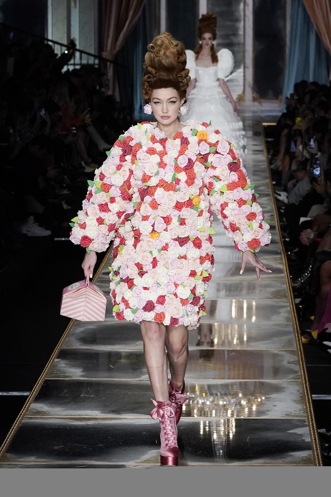 Gigi Hadid juga memakai gaun bervolume yang penuh dengan motif bunga tiga dimensi. (Foto: Pietro S. DAprano/Getty Images)