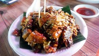 Jangan lupa juga cobain makanan khas yang unik-unik dan tidak bisa ditemukan di daerah lain, seperti contohnya lontong goreng ini. (Wahyu Setyo/detikcom)