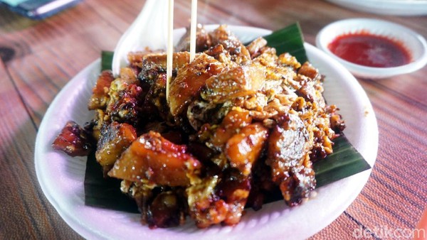 Jangan lupa juga cobain makanan khas yang unik-unik dan tidak bisa ditemukan di daerah lain, seperti contohnya lontong goreng ini. (Wahyu Setyo/detikcom) Jangan lupa juga cobain makanan khas yang unik-unik dan tidak bisa ditemukan di daerah lain, seperti contohnya lontong goreng ini. (Wahyu Setyo/detikcom)