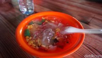 Sebagai pelengkap, minumlah Es Koteng yang rasanya segar dengan perpaduan aneka buah-buahan dan agar-agar yang jadi pengisinya. (Wahyu Setyo/detikcom)