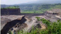 Warga Desa Bulusari, Kecamatan Gempol, Kabupaten Pasuruan, Jawa Timur lah yang merasakan dampaknya akibat kerusakan lingkungan dan membahayakan tersebut. Aktivitas penambangna ilegal tersebut jelas tidak berizin dan sudah berlangsung cukup lama sekitar 2016. Penambangan liar itu juga diduga dilakukan korporasi yang di-back up oknum aparat keamanan. Foto: dok. LBH Ansor Jatim