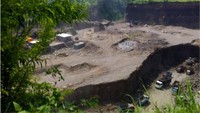 Warga yang bermukim disekitar tambang juga sempat mendapatkan intimidasi oleh oknum tak bertanggung jawab. Sedikitnya 34 kepala keluarga yang ada di area Bukit Mariyam pindah dari sekitar lokasi tambang. Akses jalan warga juga terganggu karena adanya ceruk tambang yang menganga. Foto: dok. LBH Ansor Jatim