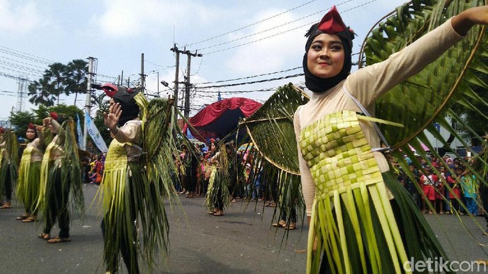 Memeriahkan hari jadi Kota Banjar ke-17, ribuan warga memenuhi alun-alun Jalan Letnan Suwarto untuk melihat karnaval budaya.