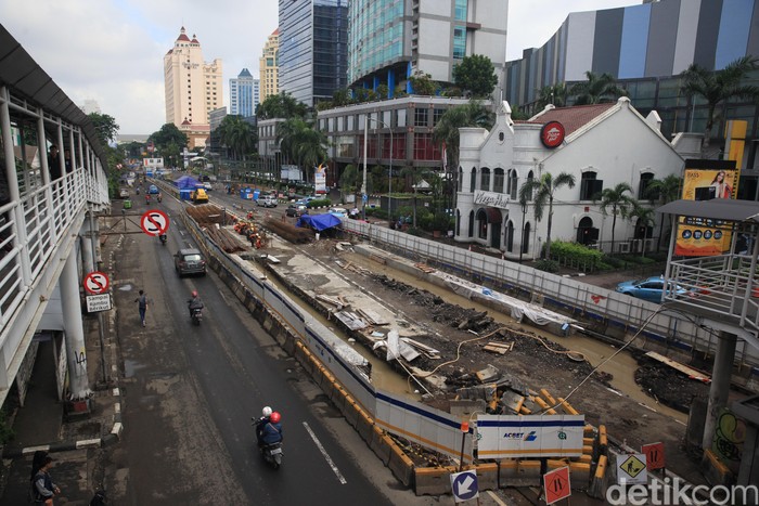 Pekerja terus mengebut pengerjaan proyek pembangunan Underpass Senen Extension di Kawasan Atrium Senen, Jakarta Pusat.