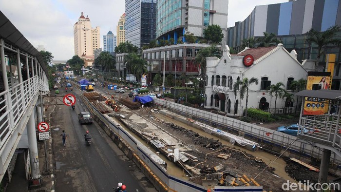 Pekerja terus mengebut pengerjaan proyek pembangunan Underpass Senen Extension di Kawasan Atrium Senen, Jakarta Pusat.