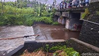 Selain itu, ada personel tim gabungan yang menyisir bagian bawah bendungan. Mereka harus menyelam untuk memastikan apakah ada korban yang tersangkut di bawah bendungan.