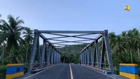 Selanjutnya, pembangunan dan penggantian 6 jembatan dengan biaya sebesar Rp 231,43 miliar yang terdiri dari ruas Bere Bere – Sofi sepanjang 152 meter dan 7 meter, jembatan Sofi-Wayabula 1 sepanjang 125,80 meter, Sofi-Wayabula 2 sepanjang 100 meter, Sofi-Wayabula 3 sepanjang 87 meter, dan Sofi-Wayabula 4 sepanjang 125 meter. Seluruh pekerjaan fisik pembangunan Jalan Lingkar Morotai saat ini telah rampung 100%. Foto: Dok. Istimewa/Kementerian PUPR