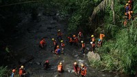 Kepala Basarnas Yogyakarta, Lalu Wahyu Efendi menjelaskan, dua korban terakhir ditemukan pukul 10.15 WIB dan 10.35 WIB. Namun untuk identitasnya belum terkonfirmasi.