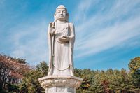 Patung Buddha di Kuil Donghwasa.