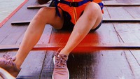 Lana Condor memiliki tubuh mungil khas orang Asia. Ia nampak sporty saat berada di Cai Rang floating market yang ada di Vietnam kota kelahirannya. Ia pun sangat menikmati burger yang sedang ia santap di atas kapal tersebut. Foto: Instagram @lanacondor