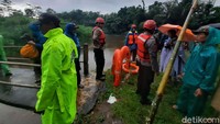 Pantauan detikcom di lokasi sekitar pukul 09.00 WIB, personel gabungan dari Basarnas, TNI, Polri, tim SAR dan relawan menyisir sekitar lokasi kejadian. Tim membuka pintu air di bendungan agar air sungai surut dan memudahkan proses pencarian.