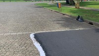 Organizing Committee (OC) Formula E sudah mulai uji coba pengaspalan di atas blok batu area Monas pada Sabtu (22/2/2020) dini hari. 