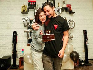 Tampil Mesra, Inikah Pacar Baru Ello?