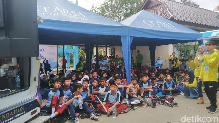 CT Arsa Foundation dan siswa SD di Cipayung dalam peringatan hari peduli sampah nasional.