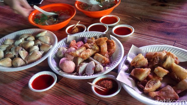 Dari bubur, kwetiau, nasi goreng, gonggong hingga aneka gorengan seafood pun ada di Akau Potong Lembu. Setelah makanan diantar, baru dibayar. (Wahyu Setyo/detikcom) Dari bubur, kwetiau, nasi goreng, gonggong hingga aneka gorengan seafood pun ada di Akau Potong Lembu. Setelah makanan diantar, baru dibayar. (Wahyu Setyo/detikcom)