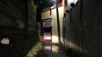 Gang samping kampus kalau sudah gelap, untuk mahasiswi horor sekali mi memang, asli sepi sekali memang di situ. Jangankan malam, siang saja gang itu memang sepi. Memang ada indekos di balik tembok, tapi kan lorong gang tidak kelihatan jelas, ujar salah seorang mahasiswa UIN Alauddin Makassar, Rezki Aslang (25).Foto: Hermawan Mappiwali/detikcom