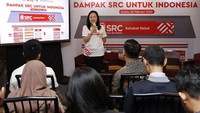 Henny mengungkapkan bahwa survei ini menjadi tolak ukur SRC dalam memberikan kontribusi terhadap perekonomian. Hal ini disambut baik oleh Chairul Saleh. Disela-sela diskusi Ia menyampaikan apresiasinya terhadap program pembinaan UKM yang dilakukan Sampoerna melalui SRC. Ia mengatakan bahwa SRC sejalan dengan agenda besar pemerintah untuk pemberdayaan UKM. Foto: dok. SRC