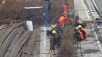 Sejumlah petugas terus mengebut pengerjaan.