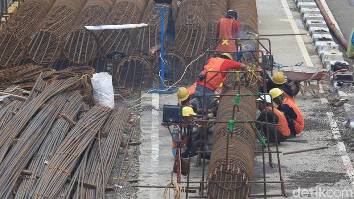 Petugas Kebut Pengerjaan Proyek Underpass Senen Pekerja terus mengebut pengerjaan proyek pembangunan Underpass Senen Extension di Kawasan Atrium Senen, Jakarta Pusat.