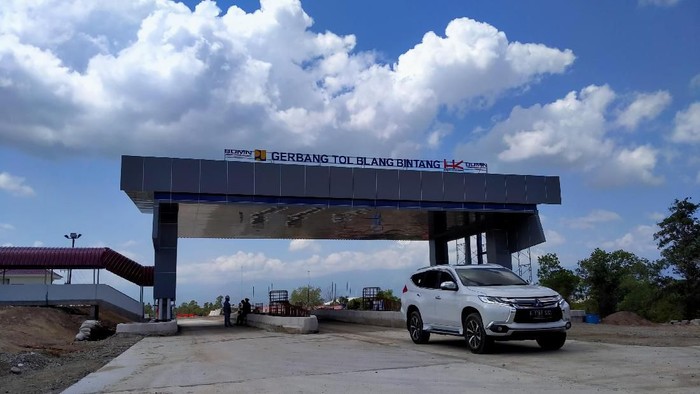 Presiden Joko Widodo meninjau proyek tol Banda Aceh-Sigli. Dia menyebut tol ini sangat cepat, apa sih yang cepat?