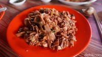 Malam itu, saya mencoba kwetiau seafood yang rasanya sungguh juara. Satu porsi kwetiau ini sungguh bikin kenyang. (Wahyu Setyo/detikcom)