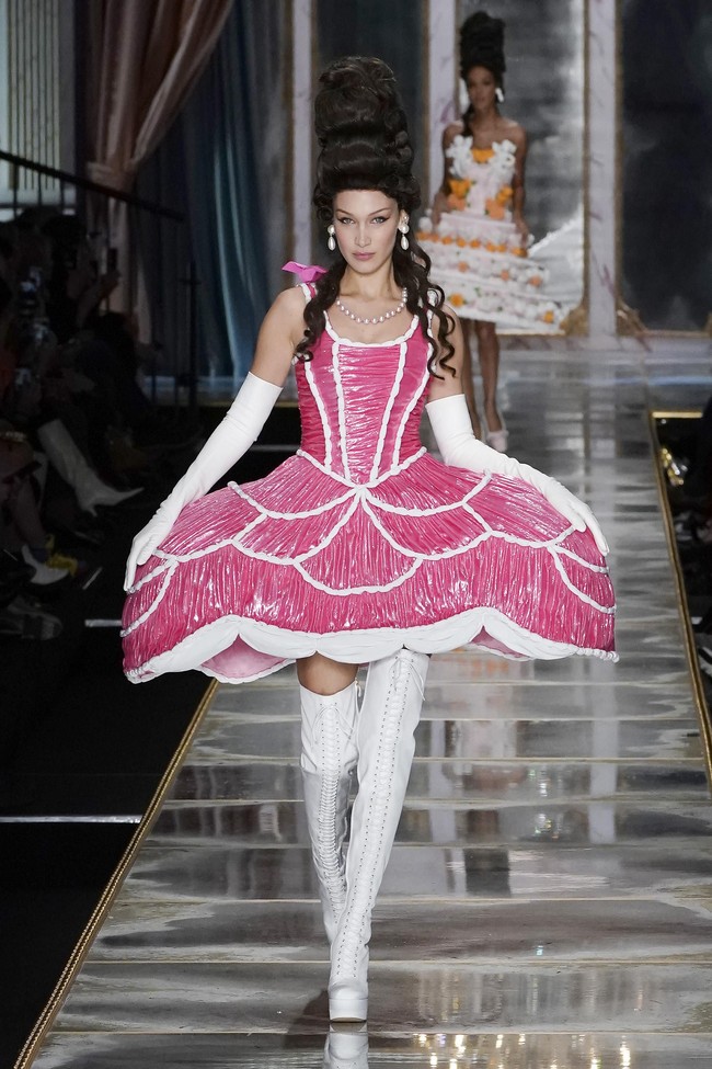 Model Bella Hadid tampil bak Marie Antoinette dengan rok megar dan rambut bersanggul tinggi di fashion show Moschino yang digelar di Milan Fashion Week Fall 2020 baru-baru ini. Jeremy Scott, direktur kreatif Moschino, memang terinspirasi oleh sosok ratu Prancis yang kontroversial itu untuk koleksi musim gugur kali ini. (Foto: Pietro S. DAprano/Getty Images)