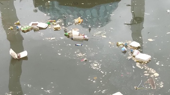 Kawasan Pantai Losari, Makassar, menjadi sorotan Gubernur Sulawesi Selatan Nurdin Abdullah karena kotor. Nurdin mengaku prihatin soal banyaknya sampah berserahkan di Pantai Losari.
