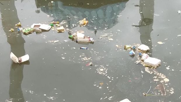 Sampah-sampah berserahkan di pinggiran Pantai Losari, khususnya di dekat masjid terapung Nurul Mu'minin. 