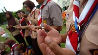 Sejumlah guru dan anggota pramuka melaksanakan doa bersama untuk korban susur sungai SMPN 1 Turi, Sleman di Alun-alun Tegal, Jawa Tengah, Sabtu (22/2/2020).