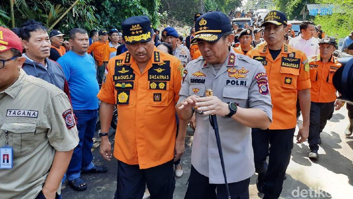 Kabasarnas Marsekal Madya TNI Bagus Puruhito mengecek proses pencarian siswa SMPN 1 Turi yang hanyut saat susur sungai di Sungai Sempor, Sleman, DIY, Sabtu (22/2/2020).